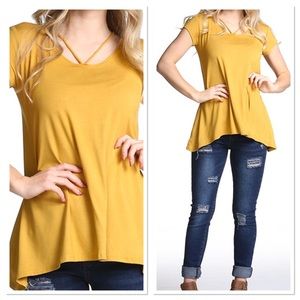 🚨CLOSET CLOSING🚨
Yellow/Gold Short Sleeve Criss Cross Top